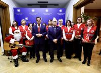 Κάλαντα, εθελοντισμός και πολιτικό μήνυμα: Ο Άδωνις στέλνει σήμα κοινωνικής ευθύνης [vid,pics]