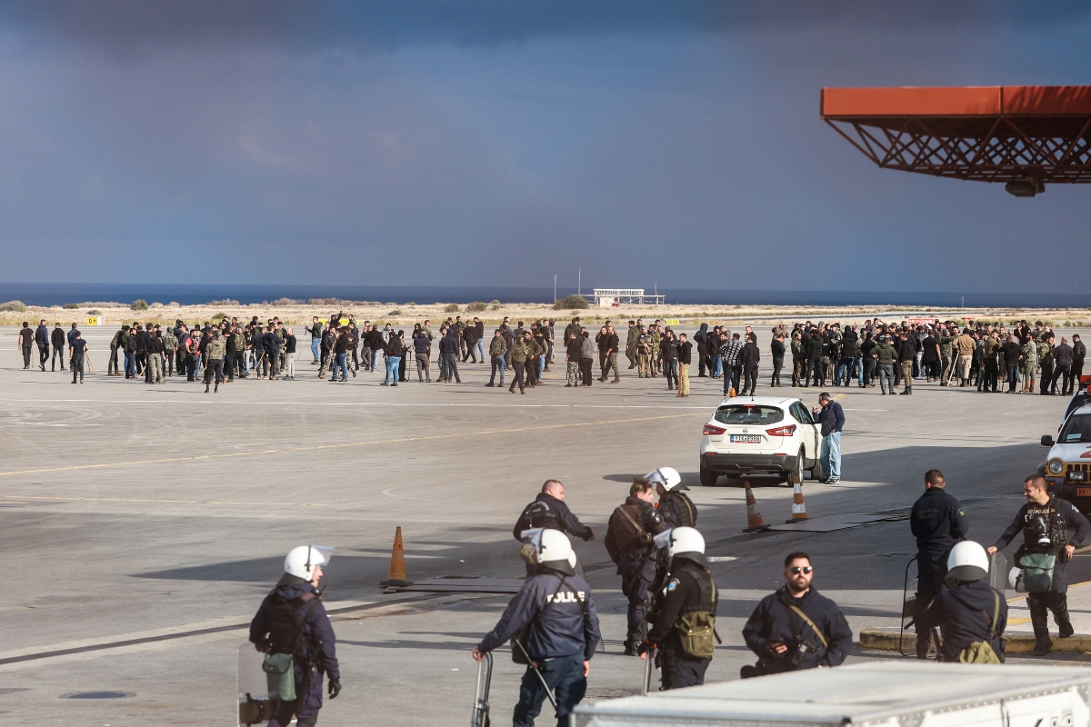 Σοβαρά επεισόδια σε Χανιά,Ηράκλειο με πετροπόλεμο,χημικά ανάμεσα σε αγρότες-ΜΑΤ: Αναποδογύρισαν περιπολικό