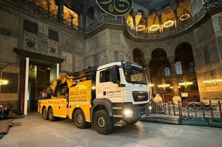 Αγία Σοφία: «Σώζουμε τον τρούλο, δεν τον καταστρέφουμε» – Τι απαντούν οι ειδικοί για τα φορτηγά