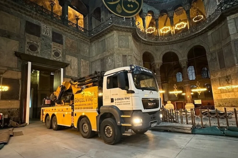 Αγία Σοφία: «Σώζουμε τον τρούλο, δεν τον καταστρέφουμε» – Τι απαντούν οι ειδικοί για τα φορτηγά