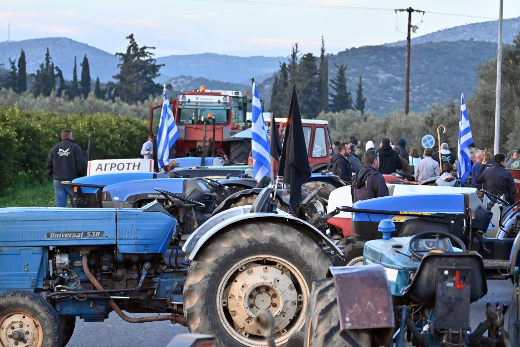 Ξεσηκωμός αγροτών σε όλη τη χώρα: Ανοίγουν διόδια, στήνουν μπλόκα και στέλνουν μήνυμα στο Μαξίμου