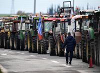 Κλιμακώνουν οι αγρότες: Νέα μπλόκα σε κομβικά σημεία και ένταση στο εθνικό δίκτυο