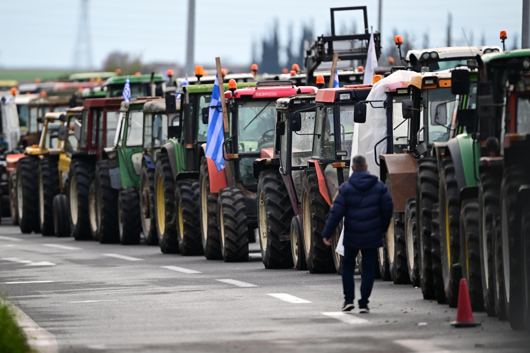 Κλιμακώνουν οι αγρότες: Νέα μπλόκα σε κομβικά σημεία και ένταση στο εθνικό δίκτυο