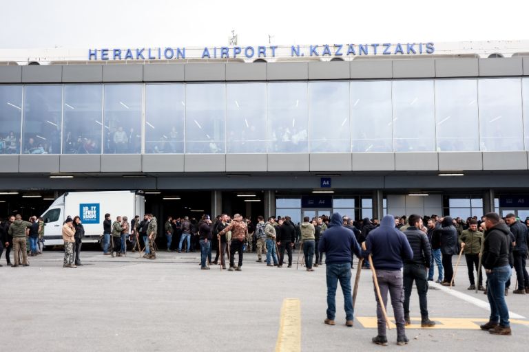 Ηράκλειο: Στην πίστα του αεροδρομίου Νίκος Καζαντζάκης εισέβαλλαν αγρότες