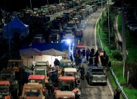 Αμετακίνητοι οι αγρότες: Τι ζητούν από την κυβέρνηση για να ανοίξουν δρόμους–Συλλήψεις για σοβαρά επεισόδια