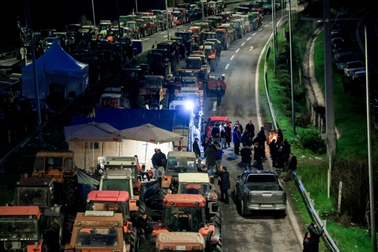 Αμετακίνητοι οι αγρότες: Τι ζητούν από την κυβέρνηση για να ανοίξουν δρόμους–Συλλήψεις για σοβαρά επεισόδια