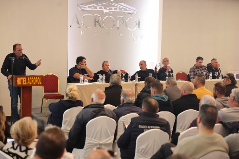 Αγρότες κλιμακώνουν τα μπλόκα: Ομοφωνία, “όχι” σε διάλογο με κυβέρνηση –πίεση για λύσεις στον πρωτογενή τομέα