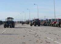 Κλιμακώνουν οι αγρότες: Έκλεισαν την εθνική οδό Θεσσαλονίκης-Αθηνών στα Μάλγαρα