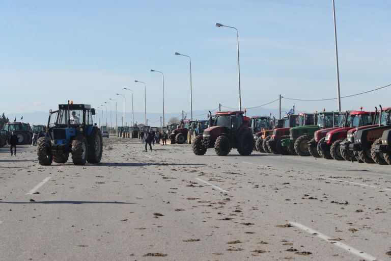 Farmers Split Greece in Two with Over 4,000 Tractors in Thessaly