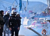 Αποκλεισμένο το λιμάνι του Βόλου από στεριά και θάλασσα–Απόβαση αγροτών με τρακτέρ και ψαράδων με καϊκια