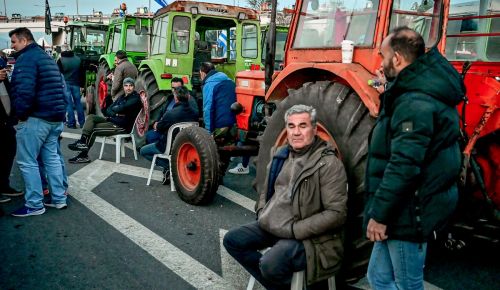 Θεσσαλονίκη: 18 αγροτικά μπλόκα καλούν σε κοινή διαπραγμάτευση και κλείνουν δρόμους