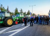 Αγροτική Εξέγερση στα Χωράφια και στους Δρόμους: Έως τα Χριστούγεννα τα Μπλόκα – Κυβέρνηση σε Σκληρή Γραμμή