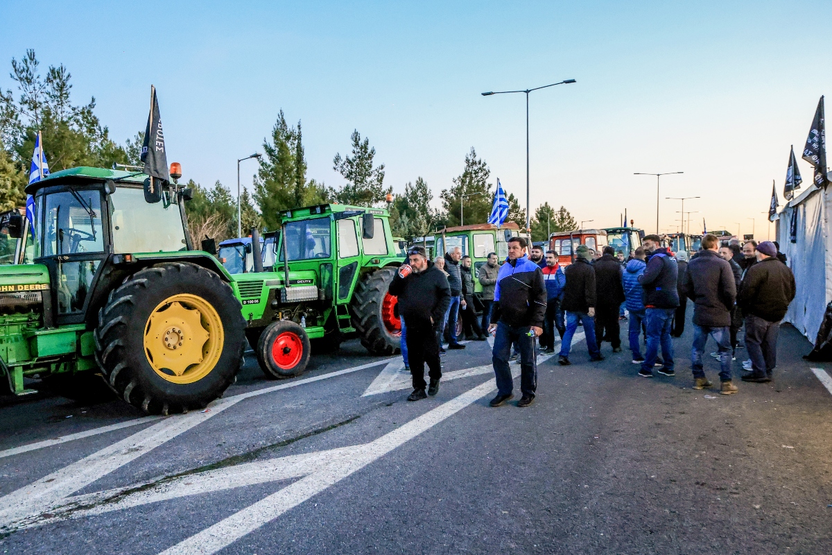 Αγροτική Εξέγερση στα Χωράφια και στους Δρόμους: Έως τα Χριστούγεννα τα Μπλόκα – Κυβέρνηση σε Σκληρή Γραμμή