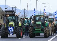 Αγρότες σε κρίσιμη καμπή: Τα μπλόκα παραμένουν, η πίεση στην κυβέρνηση αυξάνεται