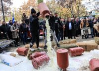 Οργή κτηνοτρόφων στη Λάρισα, έχυσαν γάλα και ζωοτροφές–«Χωρίς τον πρωτογενή τομέα θα πεινάσετε όλοι»