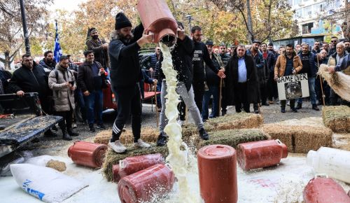 Οργή κτηνοτρόφων στη Λάρισα, έχυσαν γάλα και ζωοτροφές–«Χωρίς τον πρωτογενή τομέα θα πεινάσετε όλοι»