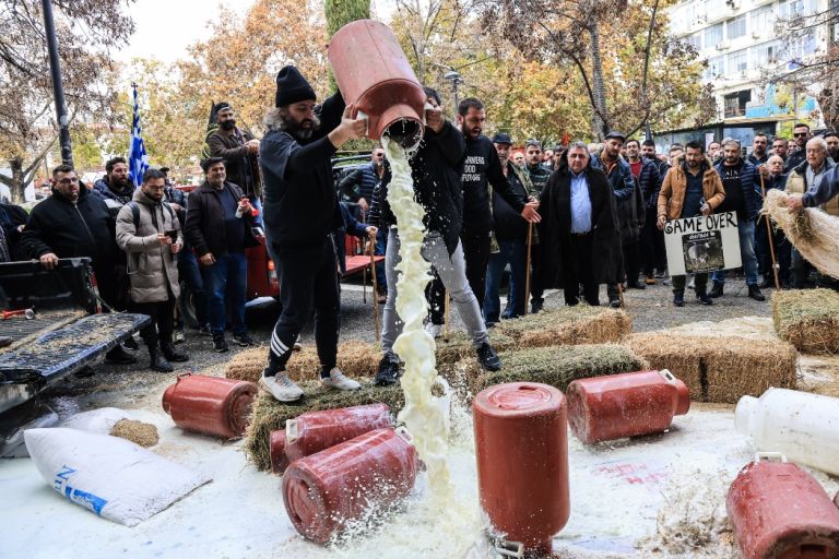 Οργή κτηνοτρόφων στη Λάρισα, έχυσαν γάλα και ζωοτροφές–«Χωρίς τον πρωτογενή τομέα θα πεινάσετε όλοι»