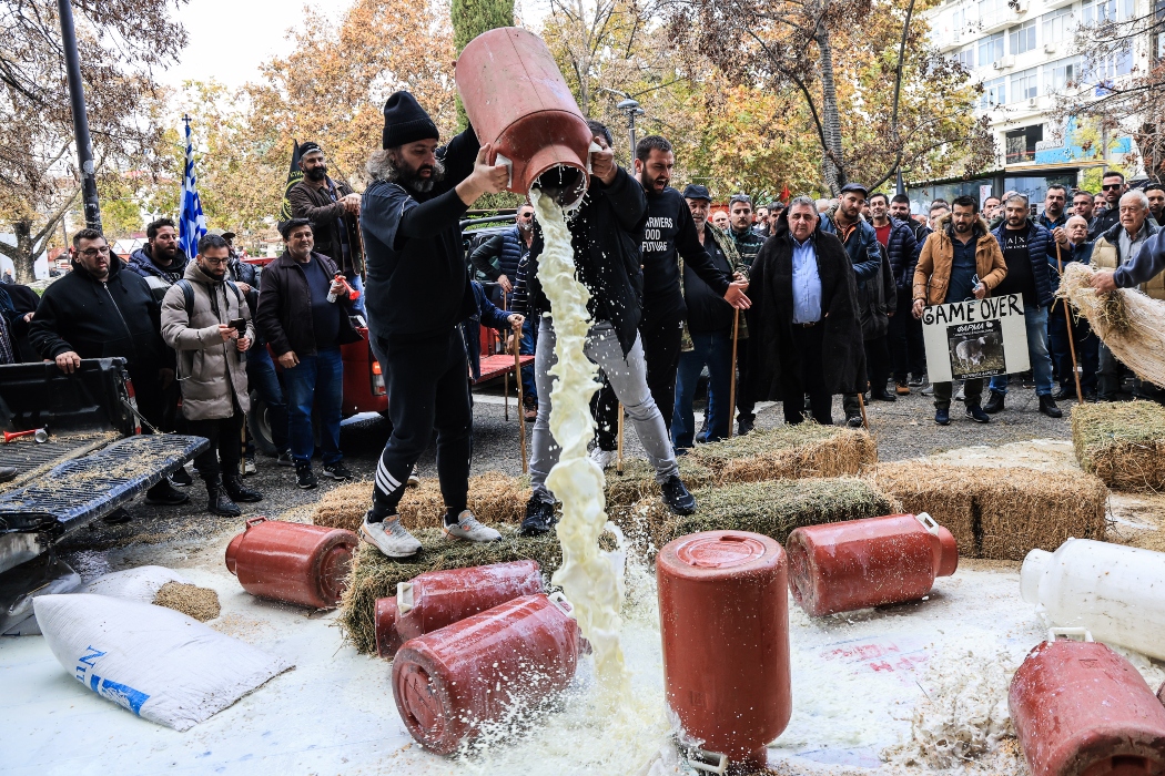 Οργή κτηνοτρόφων στη Λάρισα, έχυσαν γάλα και ζωοτροφές–«Χωρίς τον πρωτογενή τομέα θα πεινάσετε όλοι»