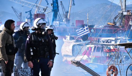 Αποκλεισμένο το λιμάνι του Βόλου από στεριά και θάλασσα–Απόβαση αγροτών με τρακτέρ και ψαράδων με καϊκια