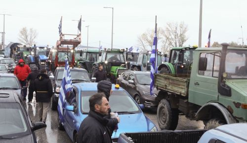 Αγρότες: Κλιμακώνονται οι κινητοποιήσεις-Έσπασε το μπλόκο των αστυνομικών και τα τρακτέρ πάνε Προμαχώνα