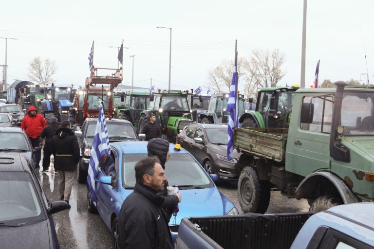 Αγρότες: Κλιμακώνονται οι κινητοποιήσεις-Έσπασε το μπλόκο των αστυνομικών και τα τρακτέρ πάνε Προμαχώνα
