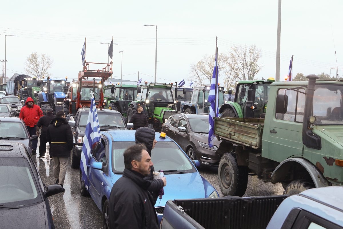 Αγρότες: Κλιμακώνονται οι κινητοποιήσεις-Έσπασε το μπλόκο των αστυνομικών και τα τρακτέρ πάνε Προμαχώνα