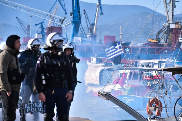 Αποκλεισμένο το λιμάνι του Βόλου από στεριά και θάλασσα–Απόβαση αγροτών με τρακτέρ και ψαράδων με καϊκια