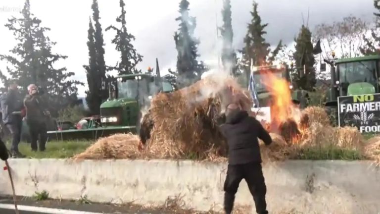 Αγροτικά μπλόκα: Νέες κινητοποιήσεις σε Αχαΐα και Στερεά Ελλάδα με κλείσιμο παρακαμπτηρίων οδών