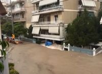 Καταιγίδα «σάρωσε» τον Άλιμο: Κατέρρευσε μάντρα πολυκατοικίας – «Ένα μπαμ, έπεσε πάνω στην κολώνα» [vid]