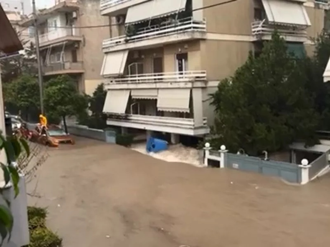 Καταιγίδα «σάρωσε» τον Άλιμο: Κατέρρευσε μάντρα πολυκατοικίας – «Ένα μπαμ, έπεσε πάνω στην κολώνα» [vid]