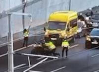 Οδηγός μηχανής παρέσυρε τροχονόμο στην Αττική Οδό κατά τη διάρκεια ελέγχου [vid]