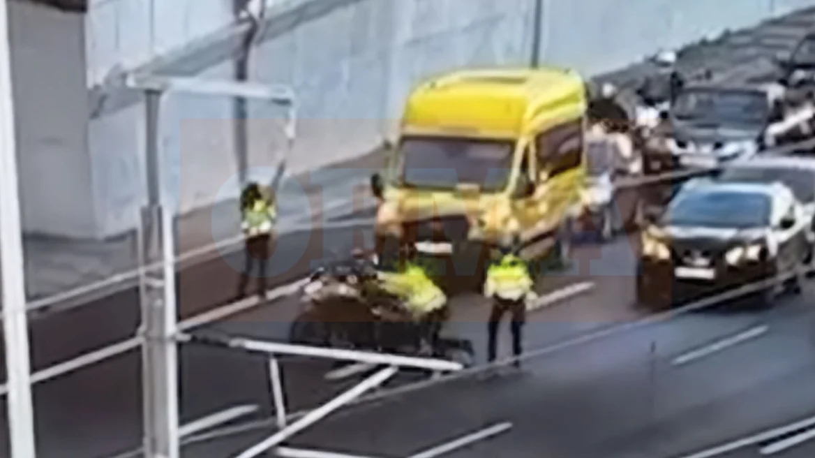 Οδηγός μηχανής παρέσυρε τροχονόμο στην Αττική Οδό κατά τη διάρκεια ελέγχου [vid]