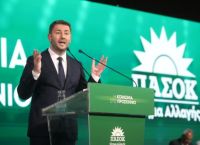 Το ΠΑΣΟΚ σε τεντωμένο σχοινί: επίθεση στη ΝΔ, παραπολιτικά νεύρα και το συνέδριο-στοίχημα