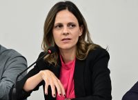 Έφη Αχτσιόγλου: Πώς μειώσαμε 26 μονάδες την αδήλωτη εργασία – Διάλεξη στο Queen Mary του Λονδίνου