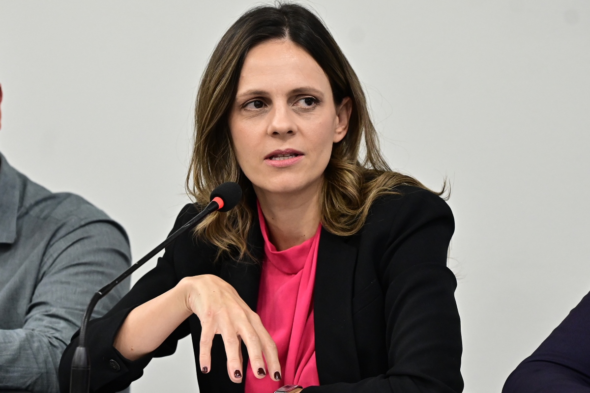 Έφη Αχτσιόγλου: Πώς μειώσαμε 26 μονάδες την αδήλωτη εργασία – Διάλεξη στο Queen Mary του Λονδίνου