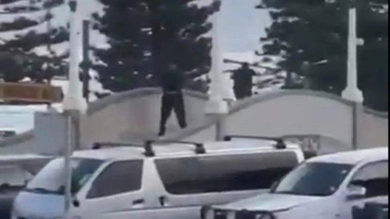 Αυστραλία: Τρομοκρατική επίθεση με πυροβολισμούς σε διάσημη παραλία του Σίδνεϊ – Πληροφορίες για πολλά θύματα