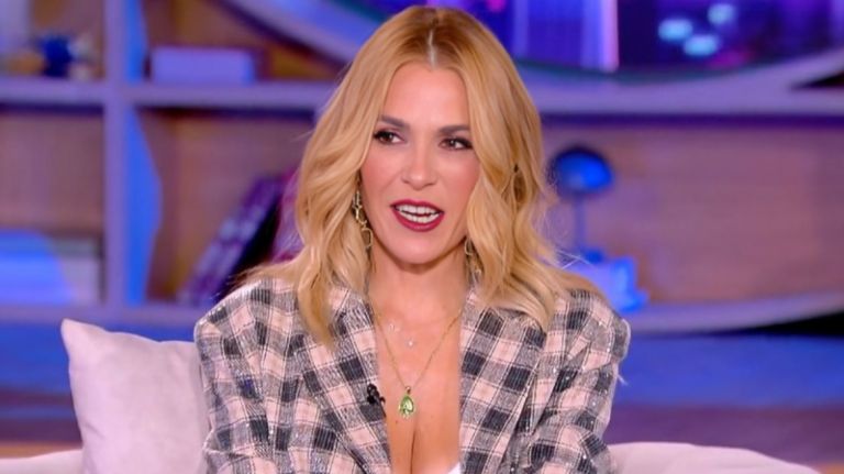 Τζένη Μπότση: «Στις ερωτικές σκηνές με Στράτο Τζώρτζογλου ξεχνούσα ακόμα και το όνομά μου!»