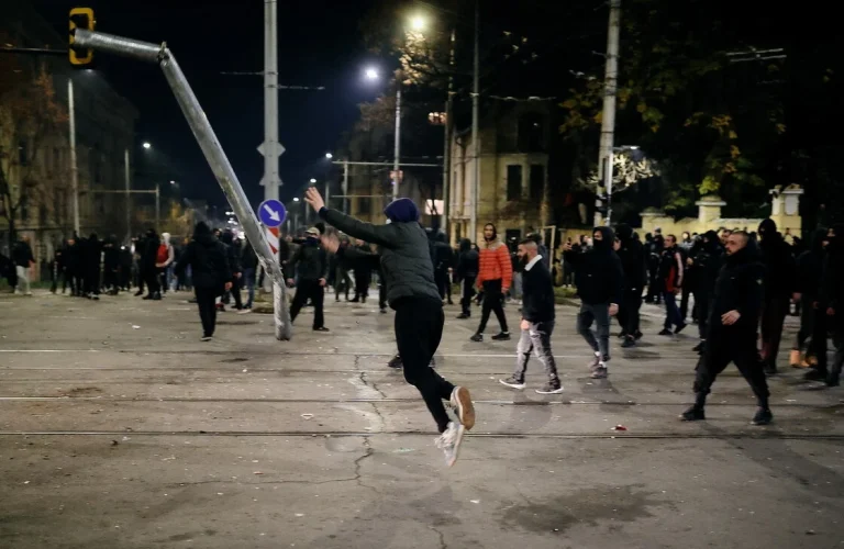 «Gen Z is coming»: Η νεολαία της Βουλγαρίας βγήκε στους δρόμους και ταρακουνά κυβέρνηση, σύστημα και… ευρώ