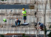 Αδειοδωρόσημο Χριστουγέννων 2025: Πότε θα δουν τα χρήματα στους λογαριασμούς τους οι οικοδόμοι!