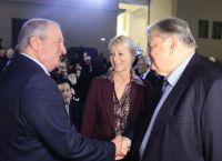 «Σκιά στις υποκλοπές – κράτος χωρίς εμπιστοσύνη»: Ο Βενιζέλος στηρίζει τα αιχμηρά μηνύματα Καραμανλή