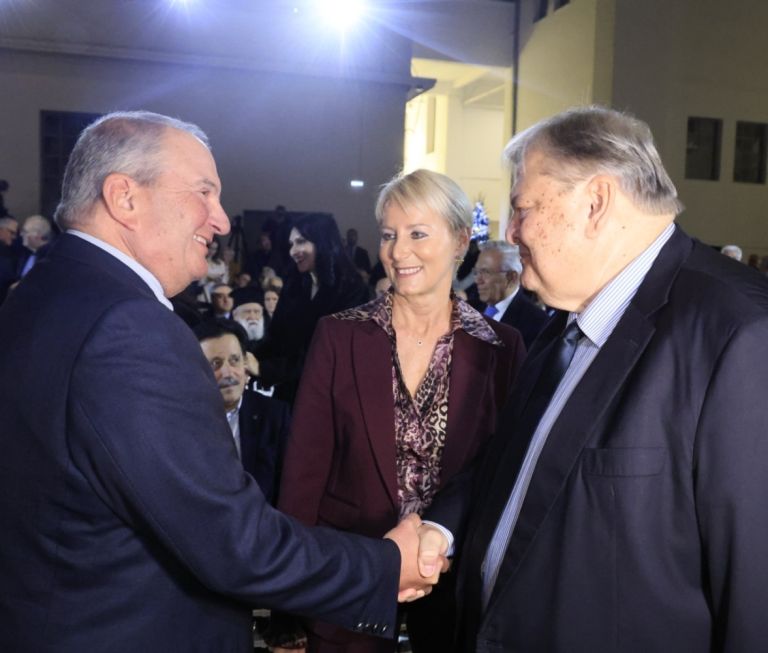 «Σκιά στις υποκλοπές – κράτος χωρίς εμπιστοσύνη»: Ο Βενιζέλος στηρίζει τα αιχμηρά μηνύματα Καραμανλή