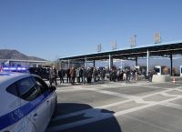 «Με το πόδι στο φρένο»: Η επιστροφή των εκδρομέων,ουρές χιλιομέτρων και οι πολιτικές προεκτάσεις των μπλόκων