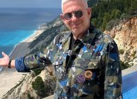 “Κόλαφος” η ανάρτηση του Δούση για τη στρατιωτική θητεία και τους ανυπότακτους: «Σκ@τ@ στα μούτρα μας»