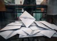 Κυβερνητικό προβάδισμα αλλά με φθορά και ρευστότητα