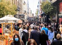 Εορταστικό ωράριο 2025: Πότε ξεκινά σε Αθήνα και Θεσσαλονίκη