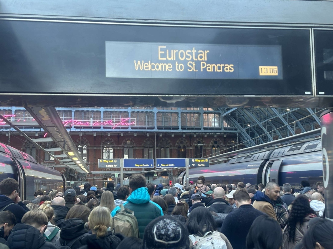 Eurostar: Επανεκκίνηση δρομολογίων – Εγκλωβισμένοι οι επιβάτες στους συρμούς για τουλάχιστον έξι ώρες