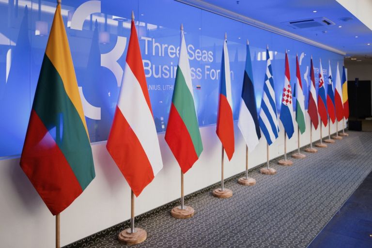 Τρία σοκ του 2025: Η Ευρώπη χάνει τη θέση της στον κόσμο και η G2 ανεβαίνει