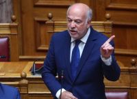 Ο Φλωρίδης «ανάβει φωτιά» στα μπλόκα: «Γκάνγκστερ» οι αγρότες που συγκρούστηκαν με την αστυνομία