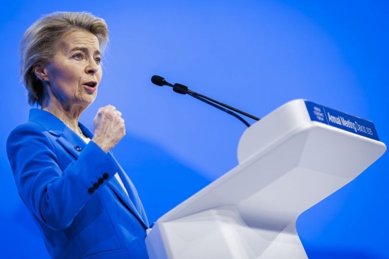 Ε.Ε.: Αποδομείται η Δημοκρατία; Κυρώσεις σε Αναλυτή και η Ενωμένη Ευρώπη σε Κρίση