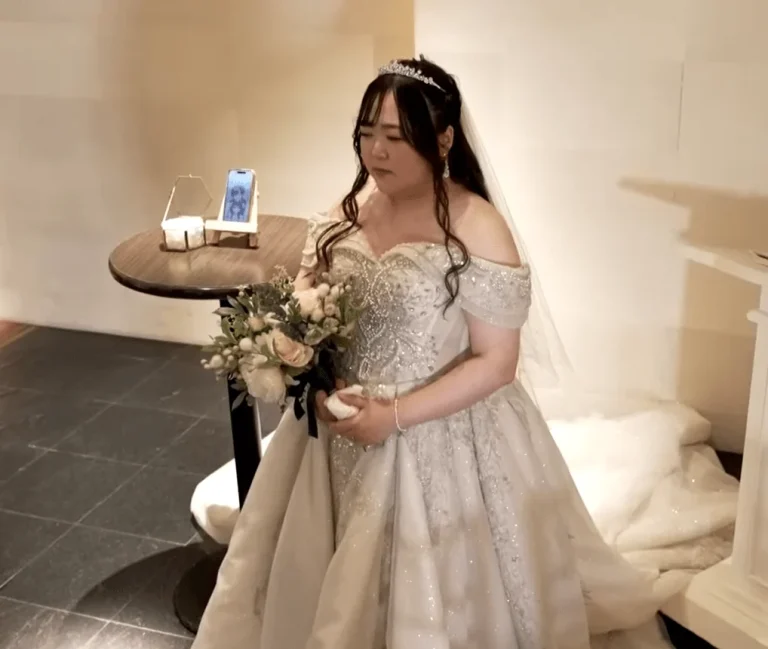 Ιαπωνία: 32χρονη ντύθηκε νύφη και παντρεύτηκε το chatbot της – «Με καταλαβαίνει καλύτερα από άνθρωπο!»